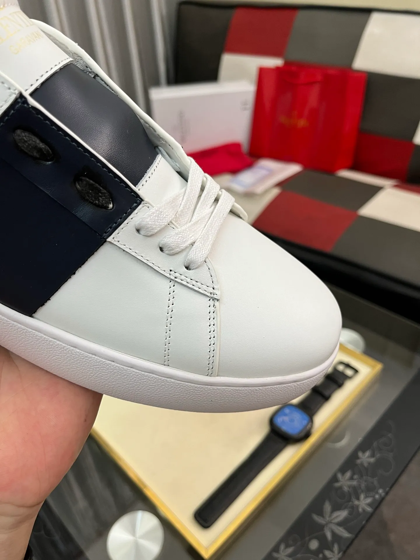Men's shoes💰420⌚️⌚️Valentino white shoes⚡️Original replicas are coming👉Many pictures of the feet of Internet celebrities🔥Authentic Hong Kong purchased for HKD 5,500⚠️All parts are genuine molds, refuse to look at pictures to make goods👊The upper is made of top-grained cowhide➕3D printed. Water-dyed cow lining inside + cowhide feet, code number: 38-44